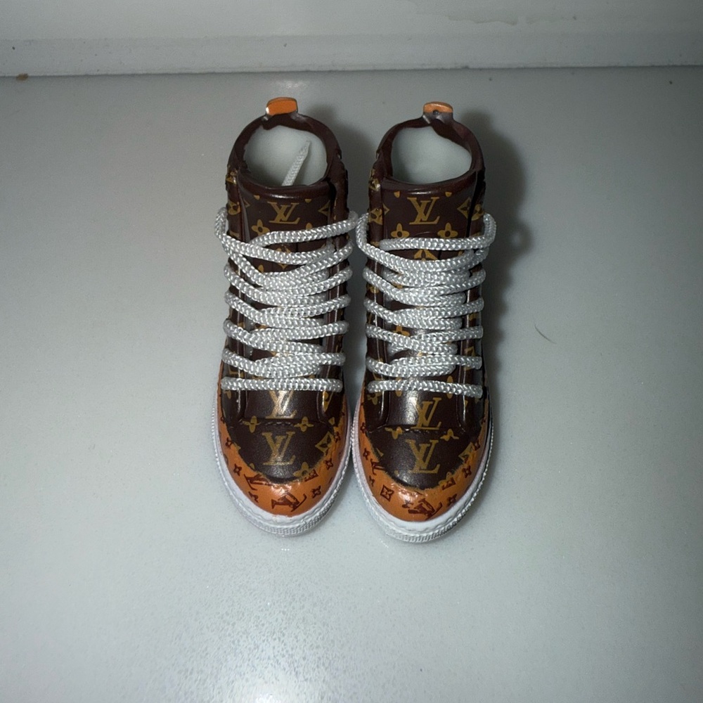 New Labubu LV High-Top Sneakers for your Labubu - Picture 2 of 8